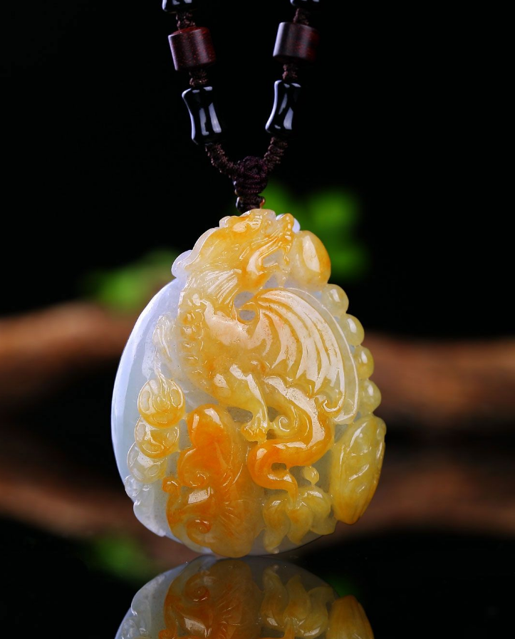 翡翠吊坠的鉴定风格庄严大气，被视为权力和财富的象征，黄翡的价格仍十分实惠  第5张