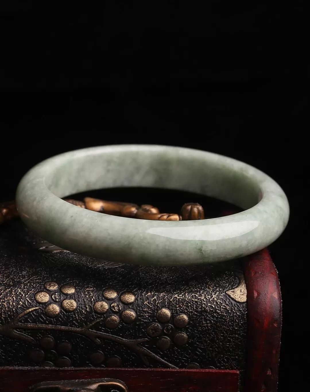 豆种翡翠手镯价格贵吗?快来了解一下豆种翡翠手镯的价格! 第9张