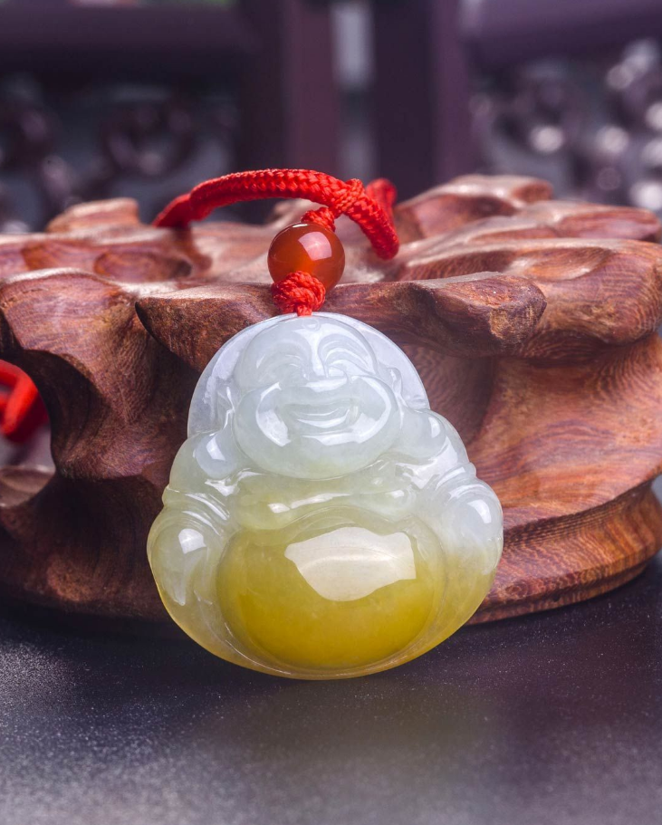 翡翠吊坠的鉴定风格庄严大气，被视为权力和财富的象征，黄翡的价格仍十分实惠  第11张