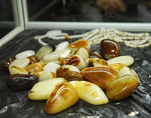 怎么辨别翡翠吊坠真假震撼！2020年和田玉市场前瞻：没想到会是这样的景象  第3张