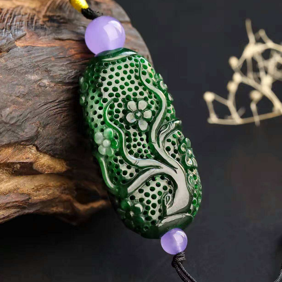 铁龙生翡翠值得买吗？它是少数颜色很美价格还十分实惠的翡翠！  第2张