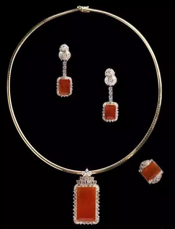 哪有鉴定翡翠的地方厉害了我的红翡，一棵巧雕盆栽就价值八十万！  第4张