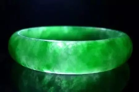 满绿翡翠昂贵罕见，为什么在市场上可以经常见到满绿翡翠出售？  第4张