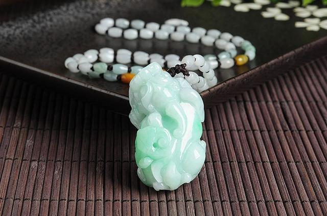 黑色翡翠挂件手编绳子听说翡翠的价格会大跌？你想要知道的真相都在这里了！  第5张