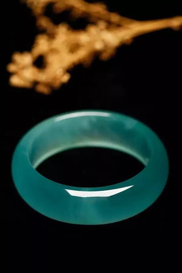 阳绿翡翠手镯圆条蓝水翡翠的价格如何？我们该如何挑选蓝水翡翠？  第5张