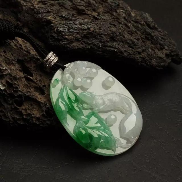 黑色翡翠挂件手编绳子听说翡翠的价格会大跌？你想要知道的真相都在这里了！  第1张