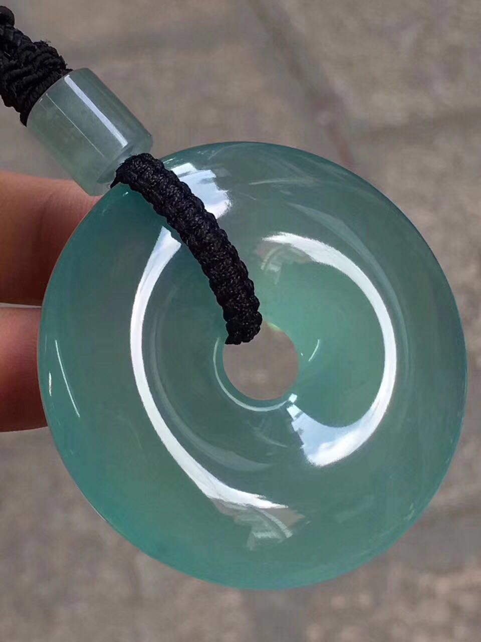 白底绿翡翠平安扣价格「干货分享」新手如何看蓝水翡翠及其价值  第3张