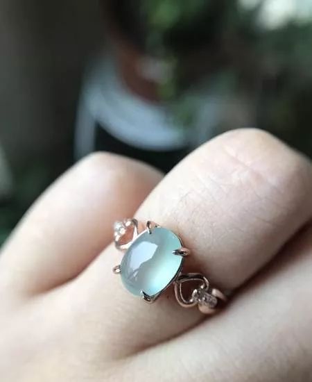 瓷白翡翠手镯图片听说晴水翡翠价格暴跌？真相就在这里！  第6张