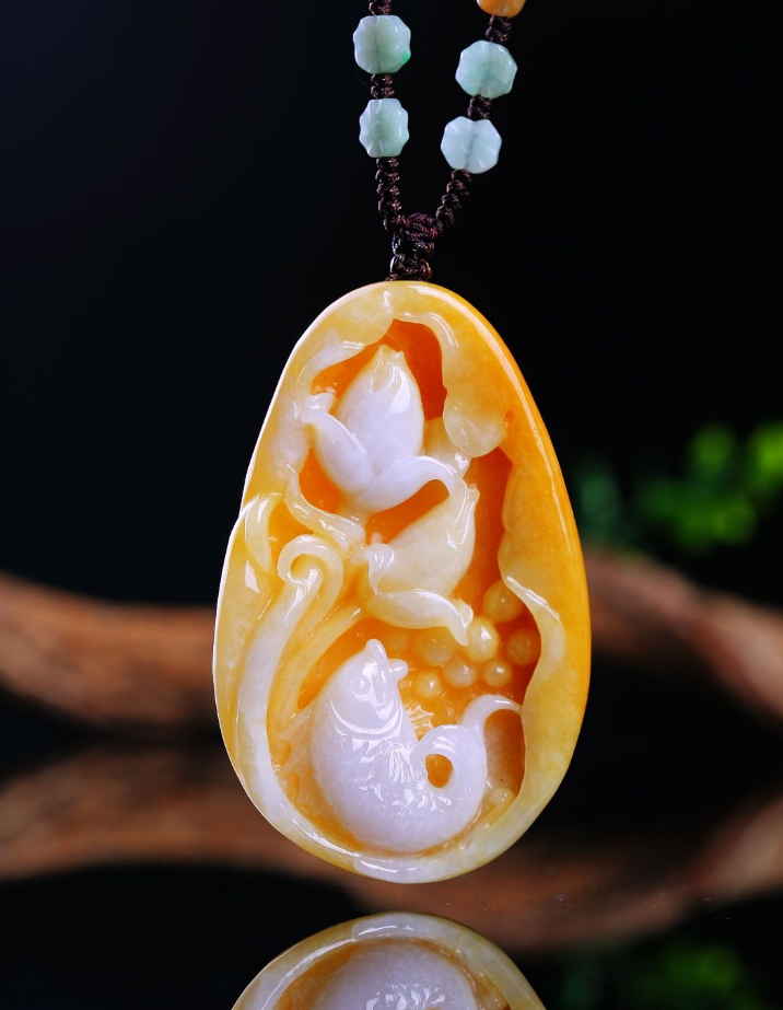 翡翠吊坠的鉴定风格庄严大气，被视为权力和财富的象征，黄翡的价格仍十分实惠  第21张