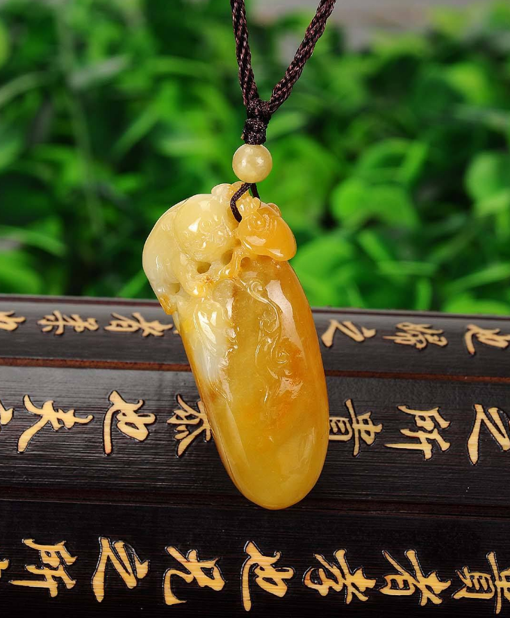翡翠吊坠的鉴定风格庄严大气，被视为权力和财富的象征，黄翡的价格仍十分实惠  第25张