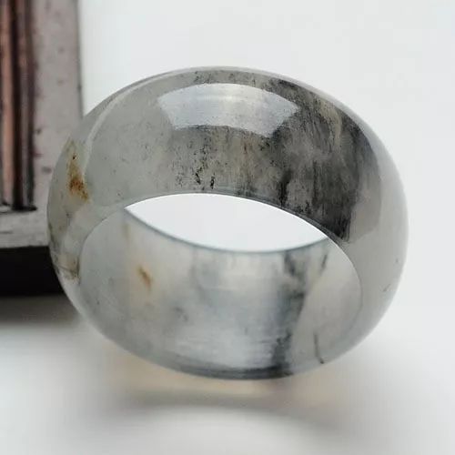 乌鸡种翡翠到底是不是“黑马”？它目前的市场前景如何呢？乌鸡种翡翠到底是不是“黑马”？它目前的市场前景如何呢？  第5张