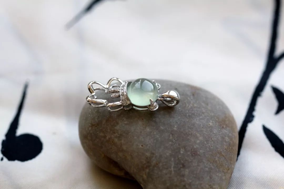 瓷白翡翠手镯图片听说晴水翡翠价格暴跌？真相就在这里！  第3张