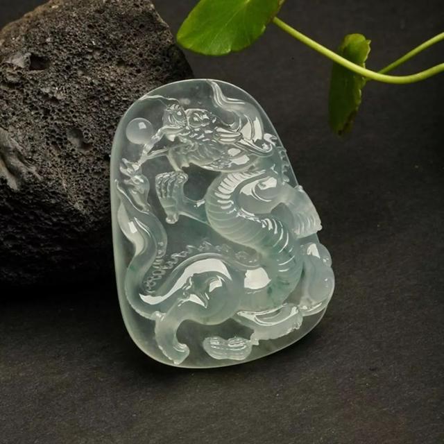 知道翡翠牌子有很多种主题，但你了解翡翠牌子的价格分级吗？  第2张