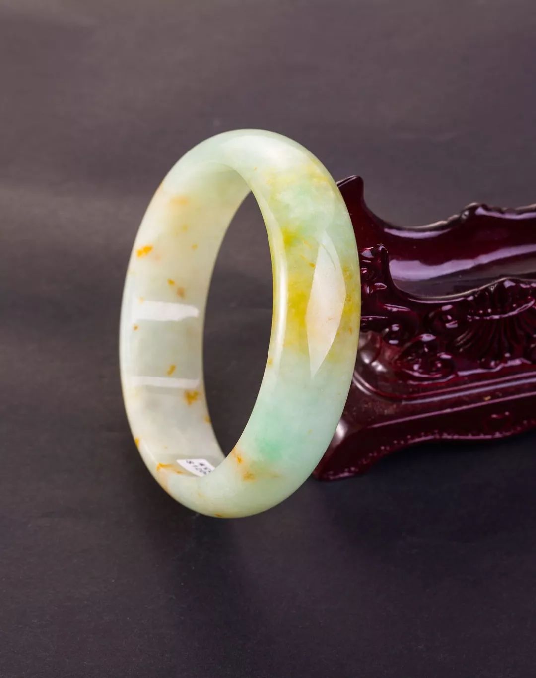 黄翡手镯的价格怎么样？我们该如何挑选翡翠手镯？  第5张