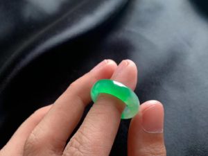 阳翠绿色的翡翠戒指   第3张