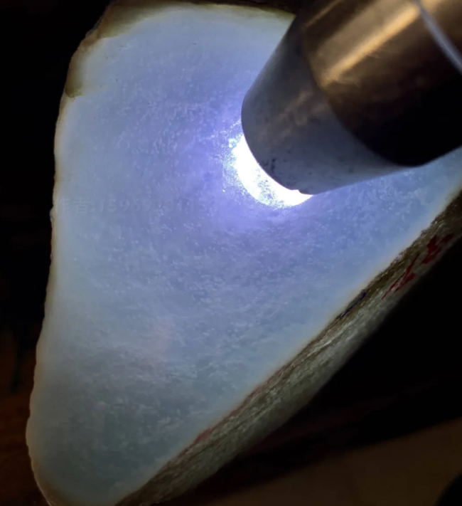 帝王玻璃种翡翠原石图片梦醒了！翡翠市场中玻璃种翡翠原石万中无一  第5张