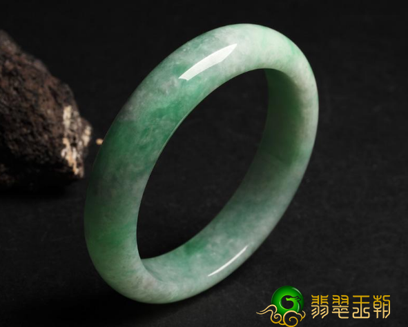 翡翠手镯有小黄点缅甸翡翠价格为什么贵？缅甸翡翠的价格趋势分析   第3张