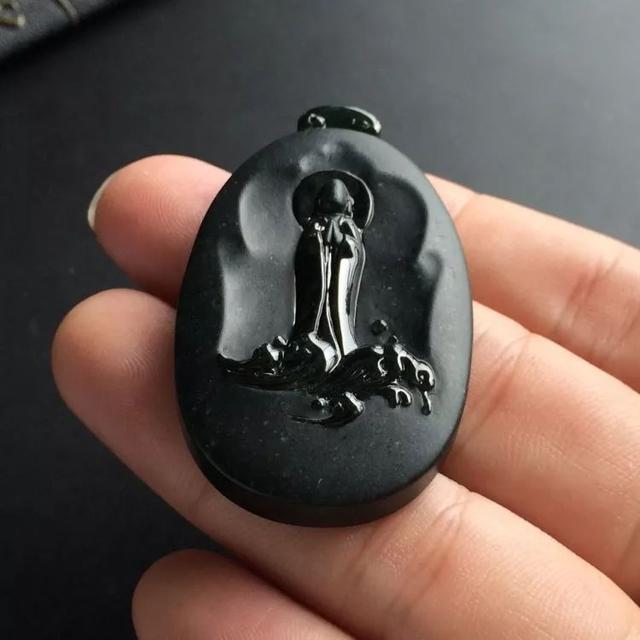 高级翡翠鉴定师绿到发黑的墨翠你见过吗？墨翠挂件的价格如何？  第5张