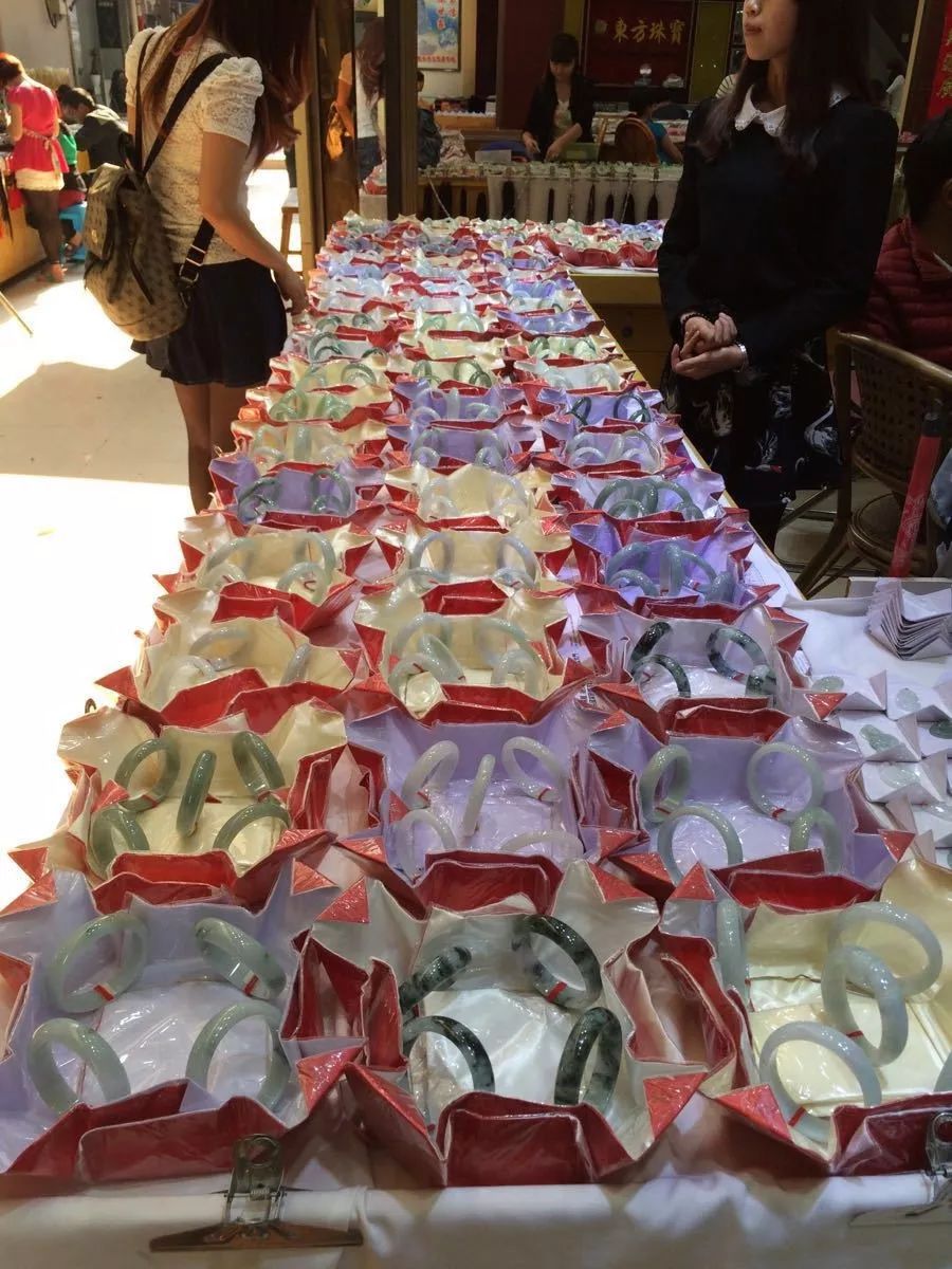 豆阳绿翡翠入手一款墨翠手镯必须要知道的事！影响墨翠手镯价格的因素有这些  第2张