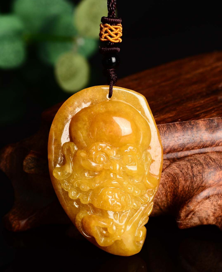 翡翠吊坠的鉴定风格庄严大气，被视为权力和财富的象征，黄翡的价格仍十分实惠  第23张