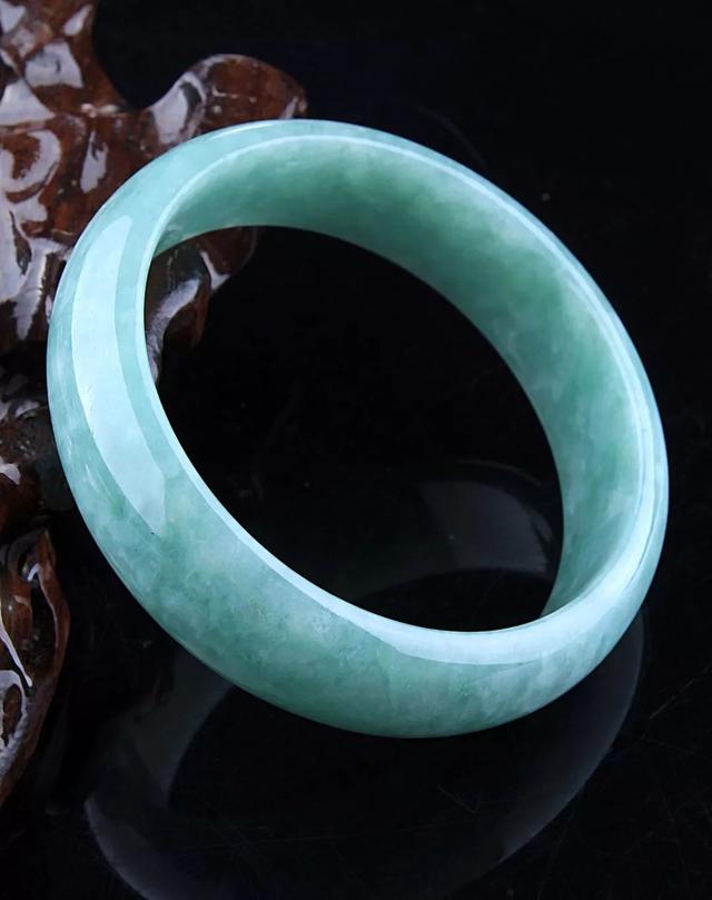 什么是蓝水翡翠？蓝水翡翠价格暴跌了吗？  第6张