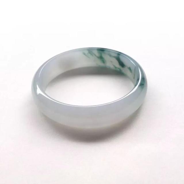 翡翠给人的感觉糯冰翡翠手镯颜值高、价格低，难怪成了女性朋友眼中的“白月光”  第2张