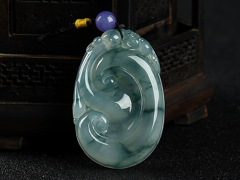 白瓷底翡翠原石图片中档翡翠也能升值！糯种翡翠怎么挑？  第1张