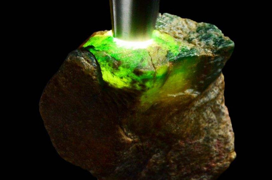 照翡翠的手电筒叫什么 翡翠手电筒怎么挑选   第2张