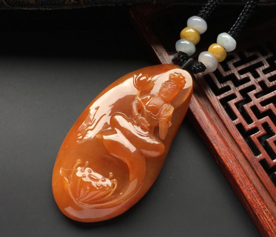 翡翠吊坠的鉴定风格庄严大气，被视为权力和财富的象征，黄翡的价格仍十分实惠  第13张