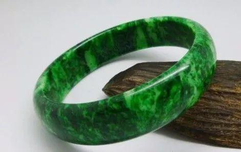 都说绿色的翡翠最贵，但这种满绿竟然不值钱？  第7张