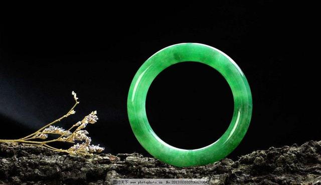 如何判断翡翠手镯的价格，看完终生受益！  第2张