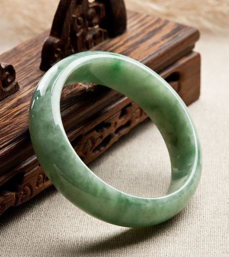 物价回到十年前？豆青翡翠手镯的价格让谁都能满意  第10张
