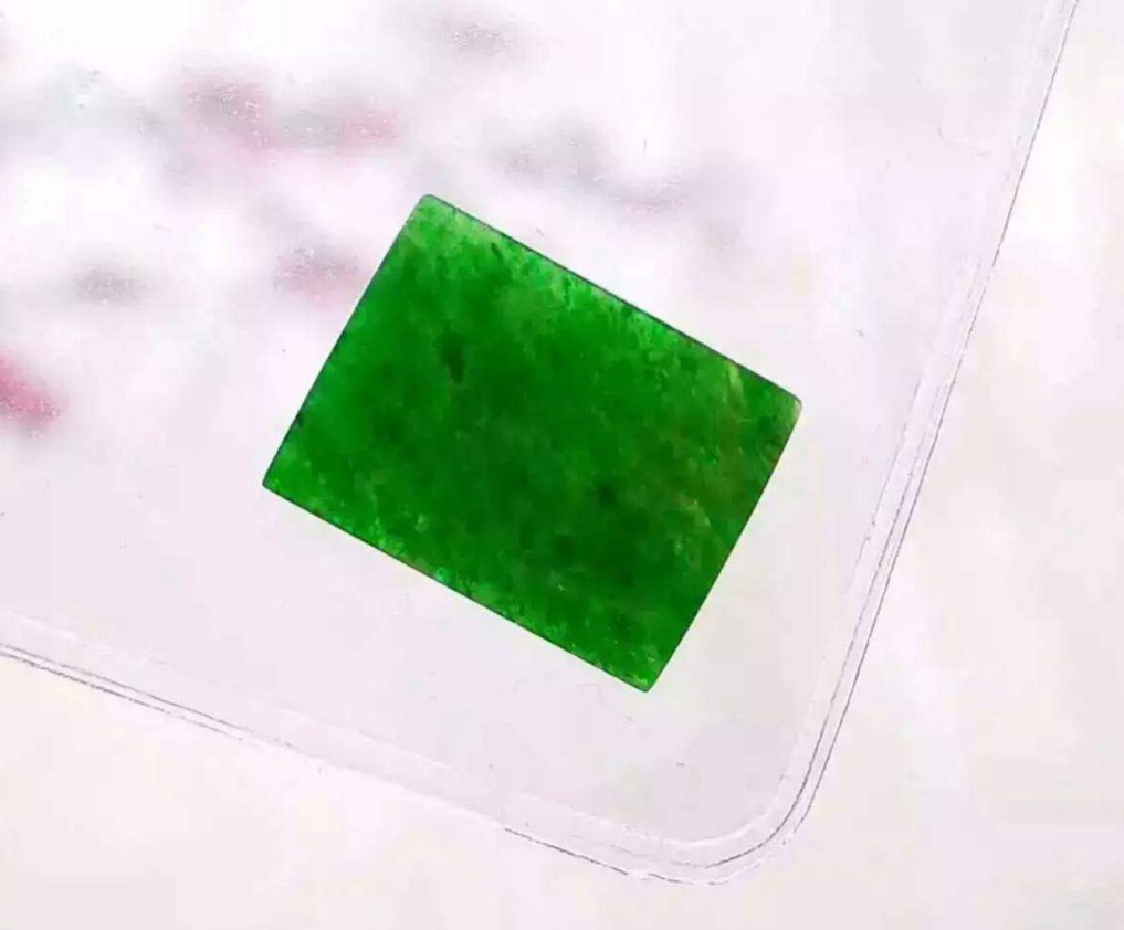 铁龙生翡翠值得买吗？它是少数颜色很美价格还十分实惠的翡翠！  第17张