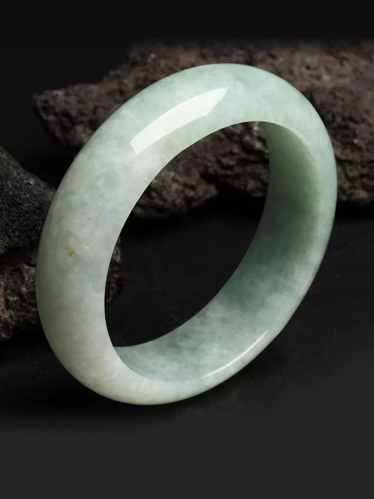 豆种翡翠手镯的价格一般是多少？豆种翡翠手镯有哪些种类？  第2张