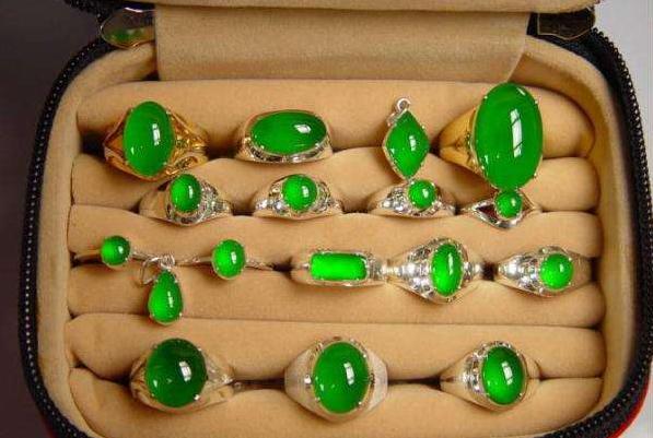 赌石 冰种翡翠翡翠渐渐转入淡季，很多翡翠都开始走向有价无市？  第11张