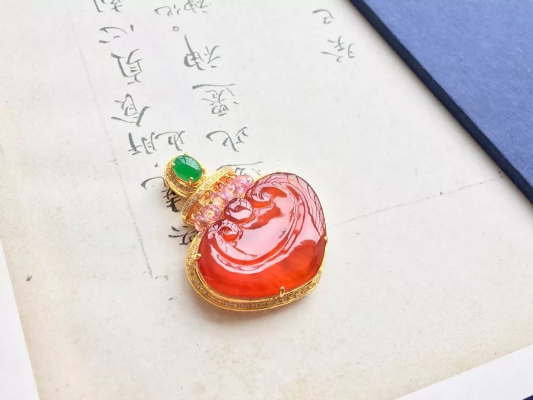 翡翠手镯起胶感什么是红翡？为何有“万翠易得，一翡难求”的说法  第3张