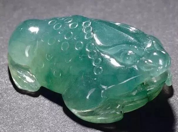 翡翠毛料的加工翡翠金蟾身上佩，源财滚滚向你来   第1张