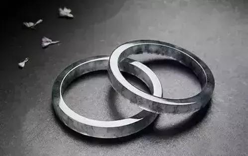 翡翠蝴蝶镶嵌戒指图片翡翠中的“黑马”——乌鸡种翡翠！来势汹汹拍卖上千万  第1张