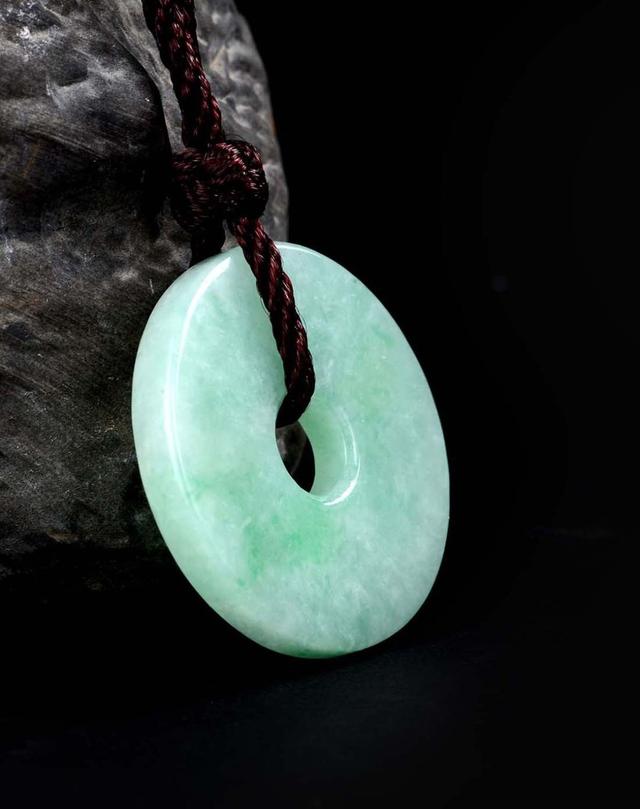 色彩亮丽颜值还高，豆种翡翠的价格让人直呼划算  第1张