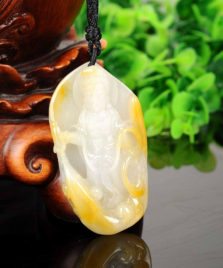 翡翠吊坠的鉴定风格庄严大气，被视为权力和财富的象征，黄翡的价格仍十分实惠  第24张