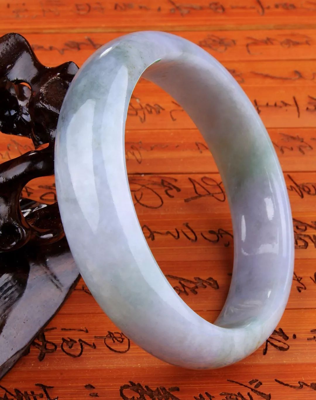 春带彩翡翠手镯价值高吗？为什么它会出现“见光死”现象  第9张