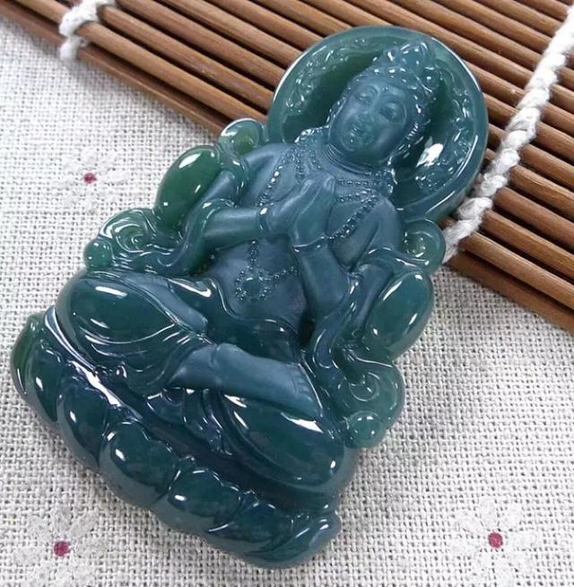 老蓝水翡翠的价格怎么样？为什么老蓝水翡翠是黑的？  第7张