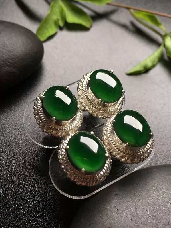 玉佛吊坠价格和图片老坑玻璃种翡翠价格高吗？怎么评价老坑玻璃种翡翠？  第7张