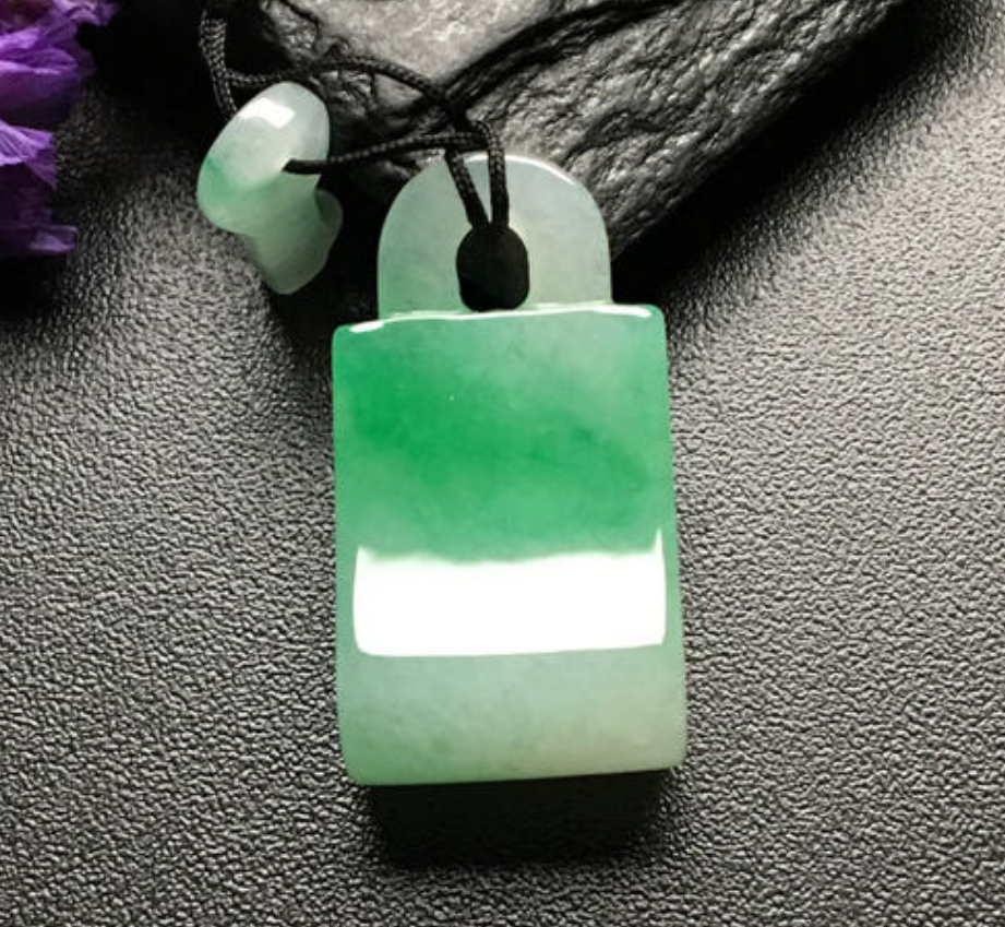 翡翠手镯通常为什么大家都不敢投资翡翠？价格跨度大，评估难度大，款式变化大  第6张