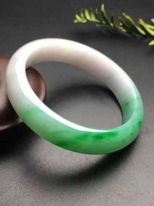 冰蓝翡翠手镯图片阳绿翡翠怎么样？a货阳绿翡翠手镯价格为什么那么贵？  第12张