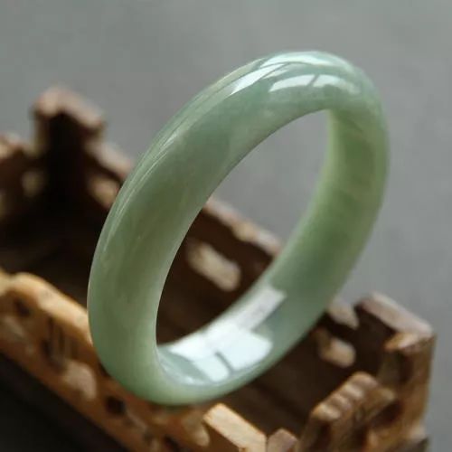 物价回到十年前？豆青翡翠手镯的价格让谁都能满意  第6张