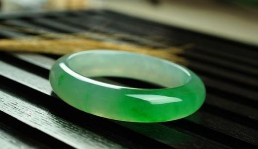 翡翠手镯图片集如何鉴定翡翠的真假？是不是需要花钱？   第2张