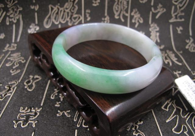 黑色翡翠挂件手编绳子听说翡翠的价格会大跌？你想要知道的真相都在这里了！  第3张