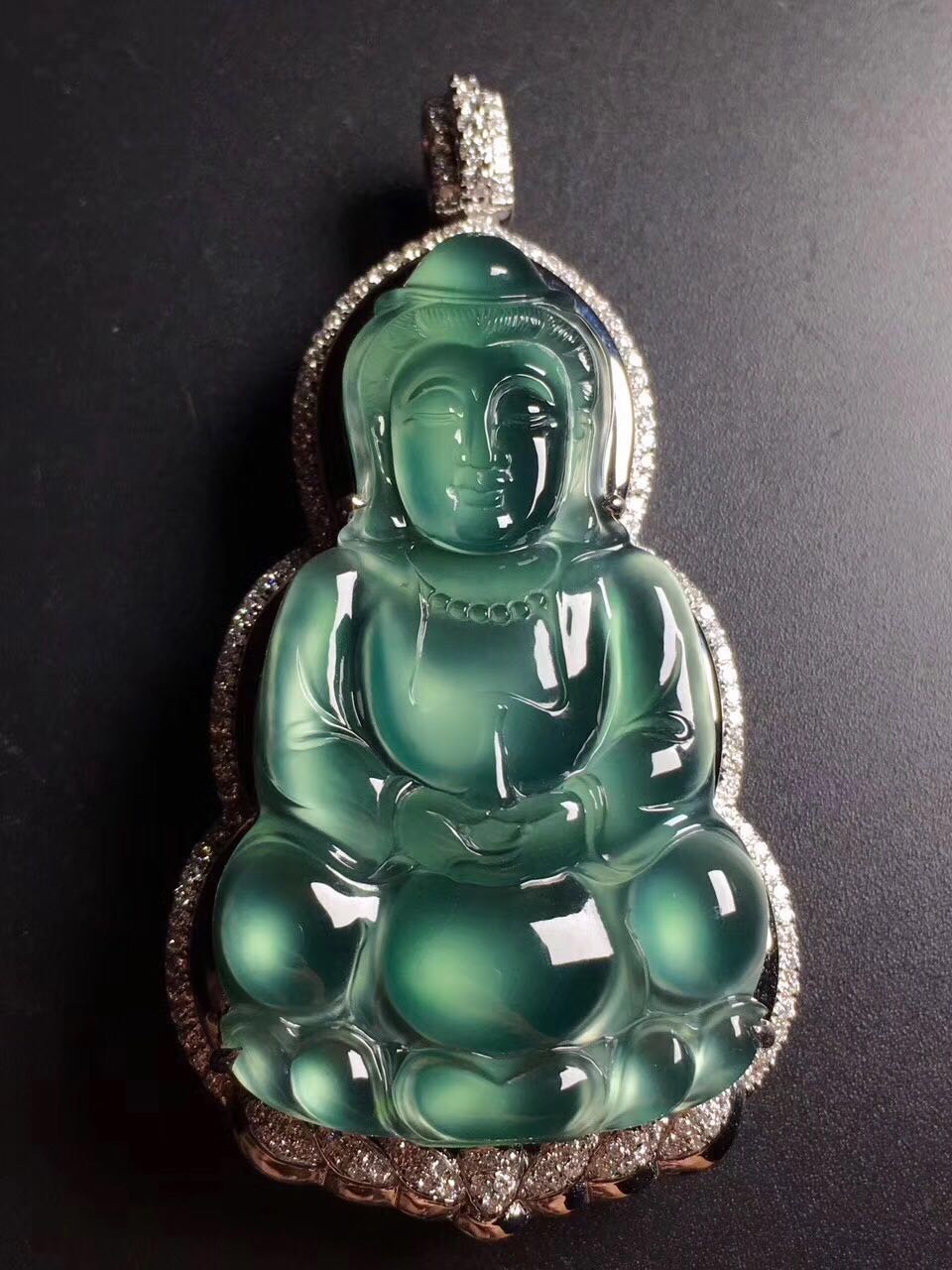 白底绿翡翠平安扣价格「干货分享」新手如何看蓝水翡翠及其价值  第4张