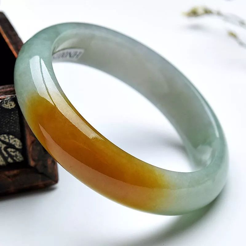 黄翡手镯的价格怎么样？我们该如何挑选翡翠手镯？  第6张